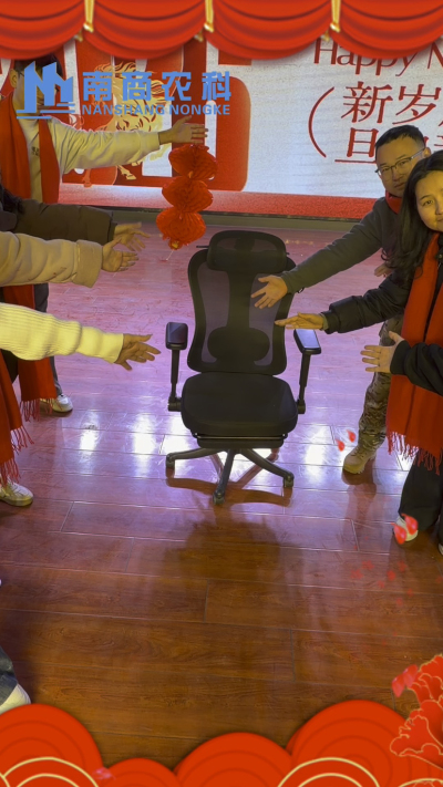 🎇 元旦快乐，温暖相伴 🎇时光匆匆，感恩 2025 年每一份支持与陪伴！从猪场到工厂，南商农科的成长，离不开每一位合作伙伴与家人的信赖！2026 年，我们将继续以贴心服务和硬核设备，陪您一路前行，养殖